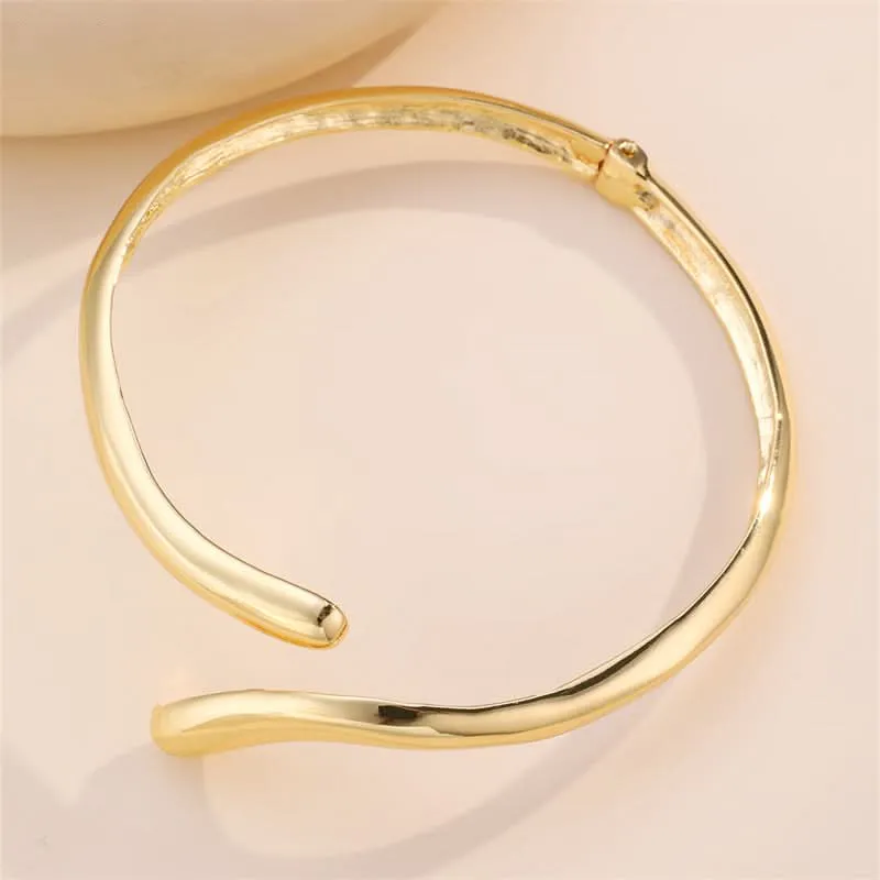 Modern Gold Open Choker Necklace – Abstract Metal Collar for Women